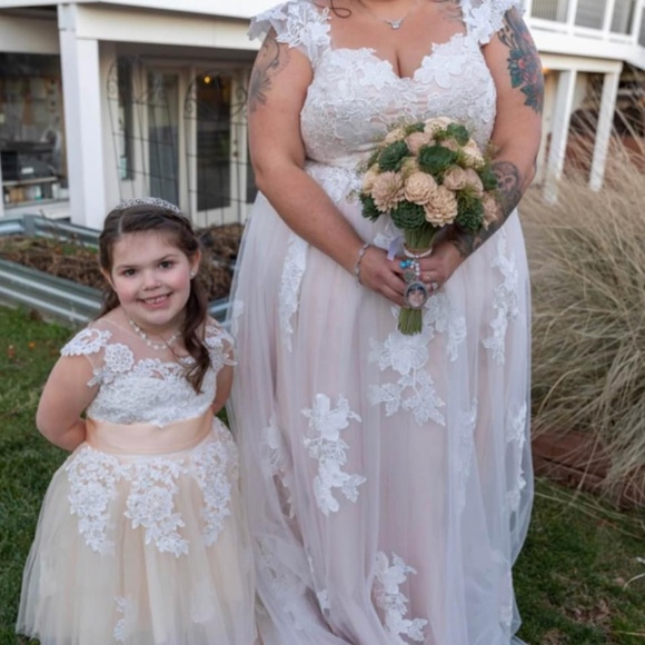 Wedding dress - Picture 3 of 6